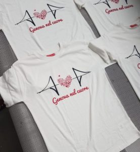 Le magliette "Genova nel cuore" che si possono acquistare durante la maratona di Sanremo